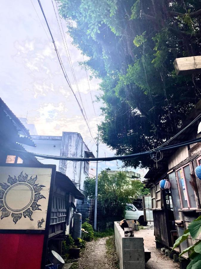 Отель 月光荘沖縄 Наха Экстерьер фото
